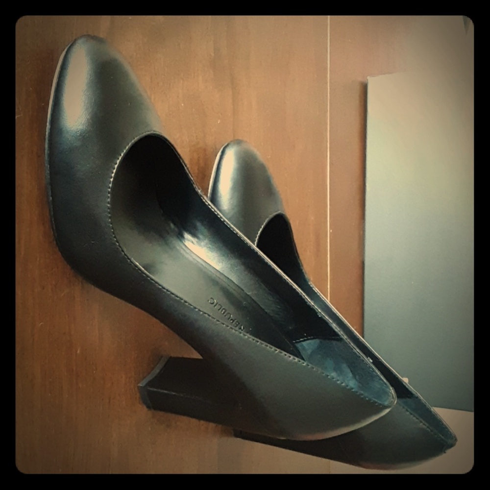 Banana Republic classic round toed heels - Size 7